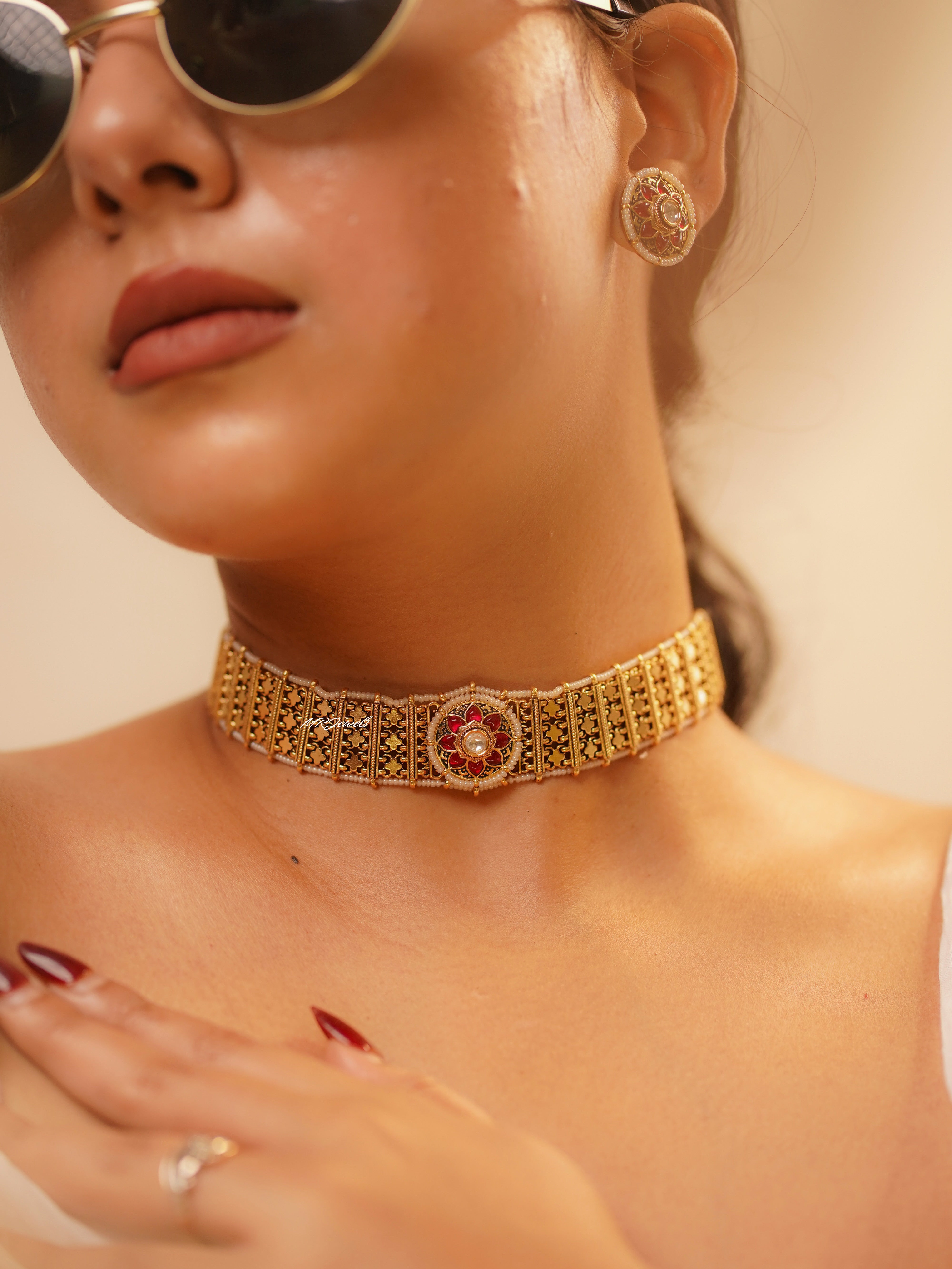 front view of traditional choker with antique gold finish and textured chain links